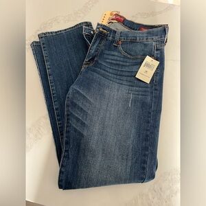 NWT women’s lucky brand jeans size 30. Ankle length 30”.